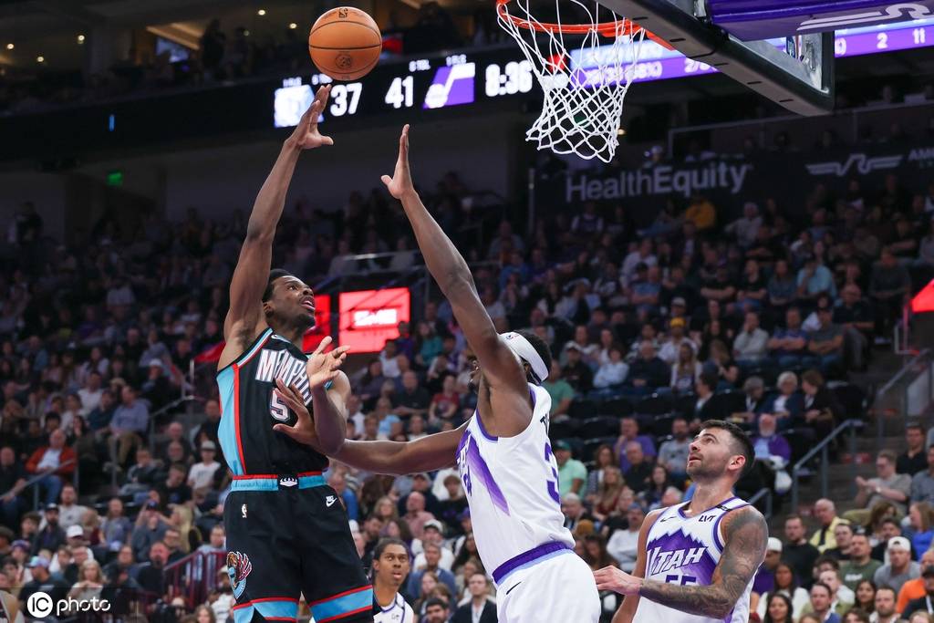 姆本与康查尔均砍三双 辛森30分爵士狂胜灰熊46分